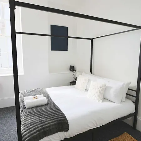 Апартаменти Lovely Two Bedroom Flat In St Michael's Hill *