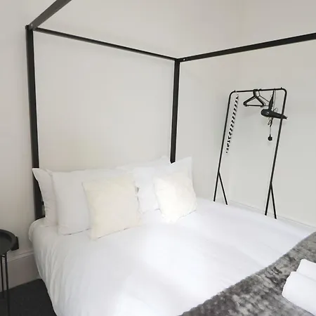 Lovely Two Bedroom Flat In St Michael's Hill דירה בריסטול