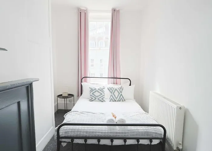 Lovely Two Bedroom Flat In St Michael's Hill *